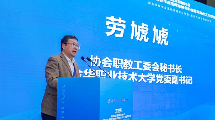 劳虓虓主持开幕式.jpg 劳虓虓主持开幕式.jpg